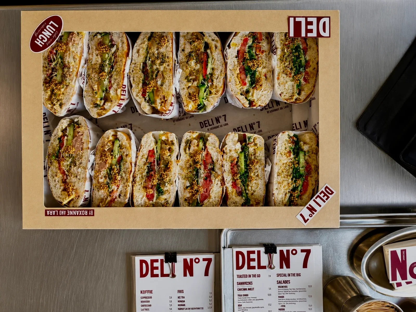Cateringbox van Deli N°7 met twaalf rijkgevulde homemade broodjes