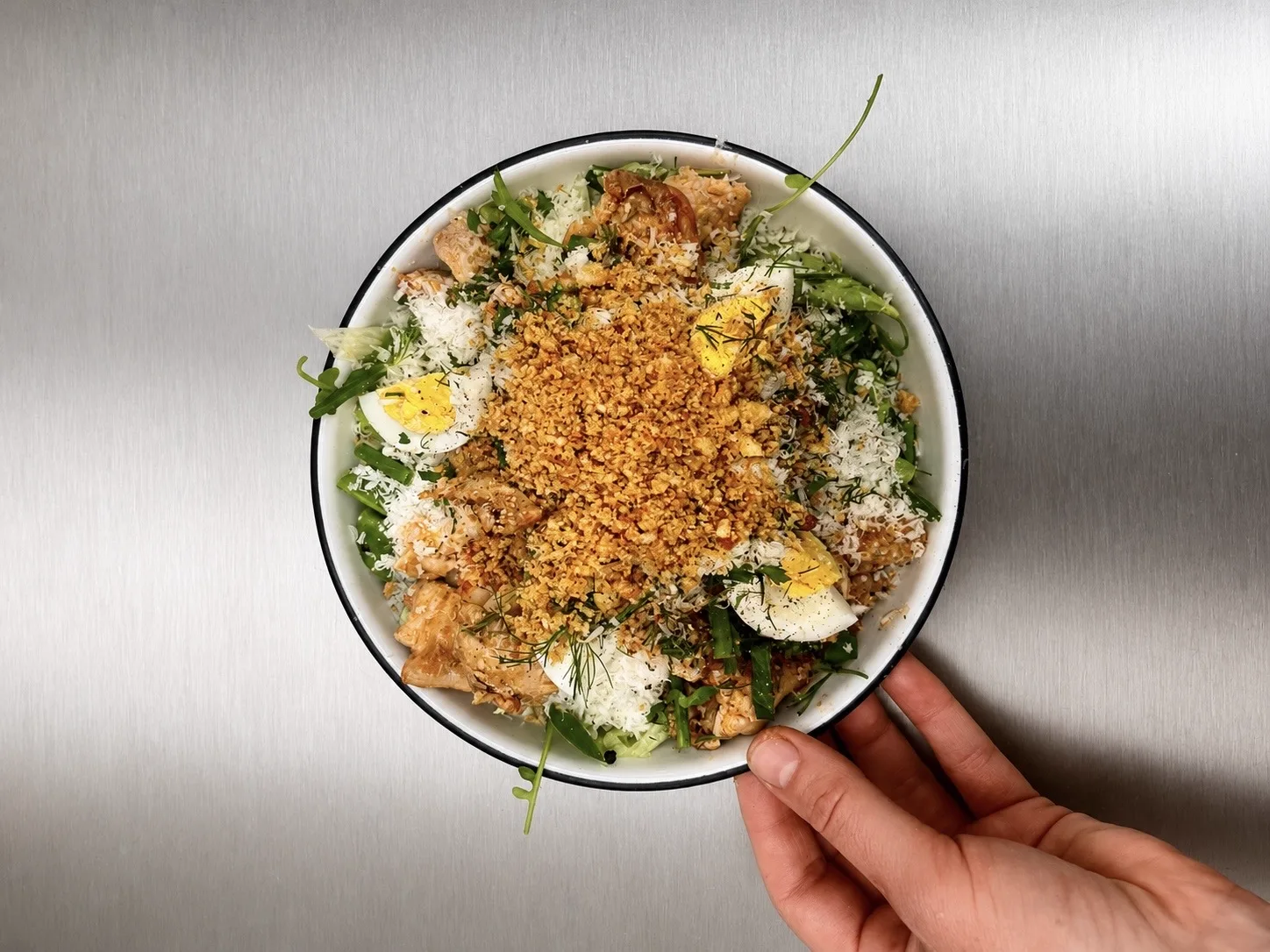 Salade bowl met kip, ei en krokante topping — lunch van Deli N°7 Antwerpen